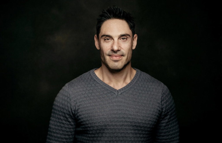 Alex Balga führt Regie. Der österreichische Theaterregisseur und Intendant des Musical Sommers Amstetten studierte selbst Schauspiel, Gesang und Tanz. Auf sein künstlerisches Konto gehen bis dato 25 Inszenierungen.