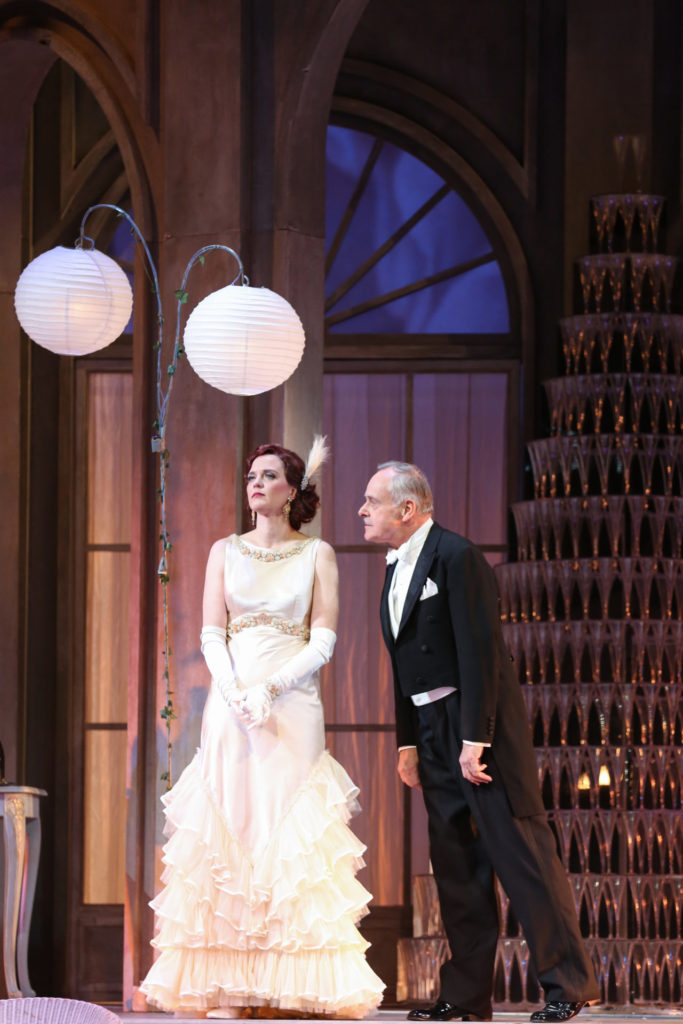 Caroline Melzer als Gräfin Mariza und Toni Slama als Fürst Populescu in der Inszenierung der Volksoper Wien.