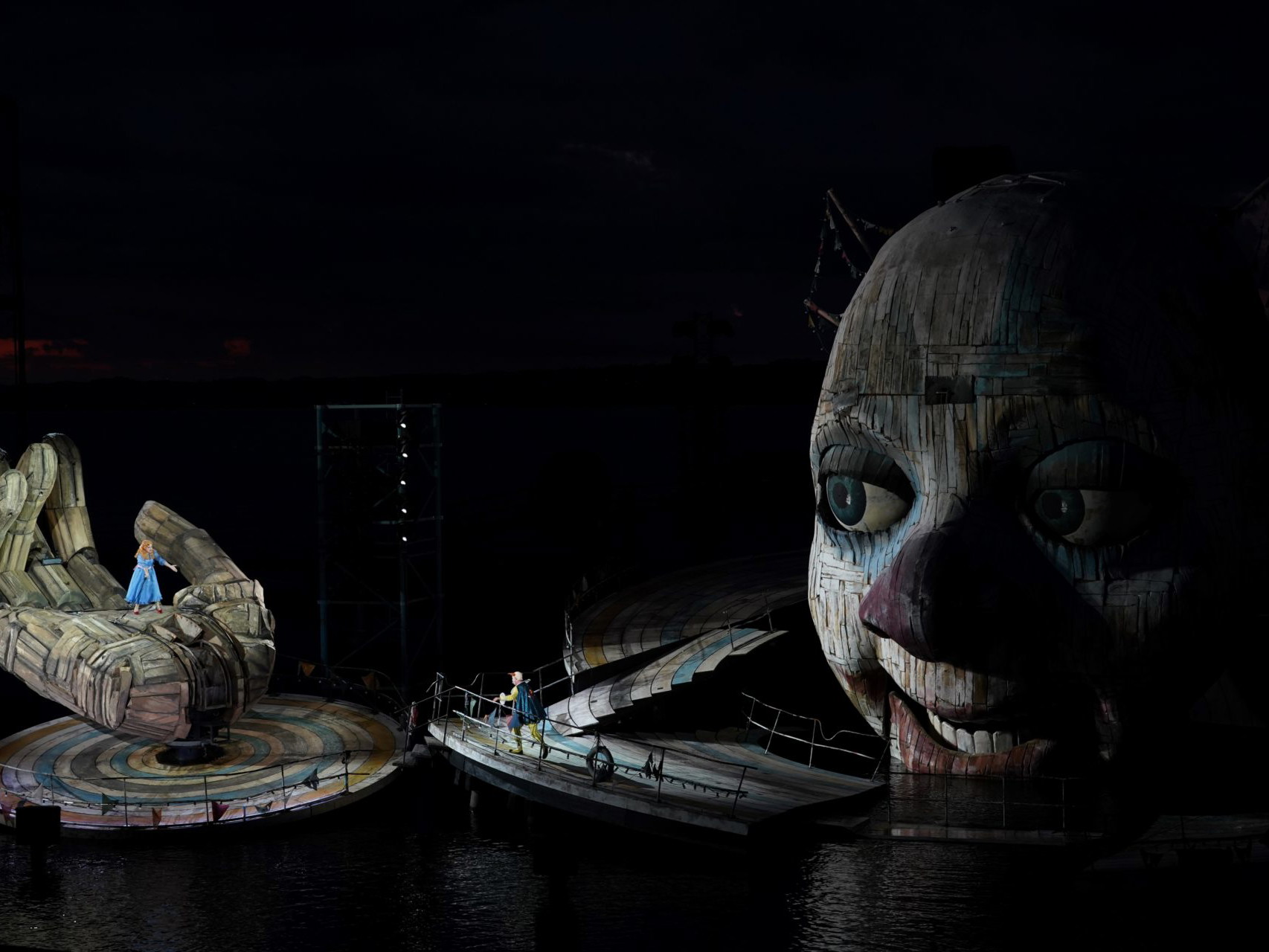 Die wohl imposanteste Bühne Österreichs kommt wieder zum Einsatz: Die Bregenzer Festspiele sind über die Landesgenzen hinaus für die Inszenierung von Rigoletto bekannt.