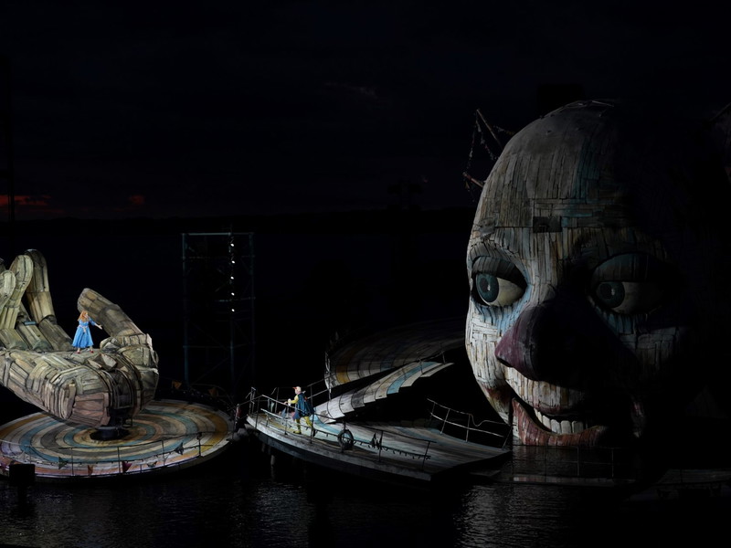 Die wohl imposanteste Bühne Österreichs kommt wieder zum Einsatz: Die Bregenzer Festspiele sind über die Landesgenzen hinaus für die Inszenierung von Rigoletto bekannt.