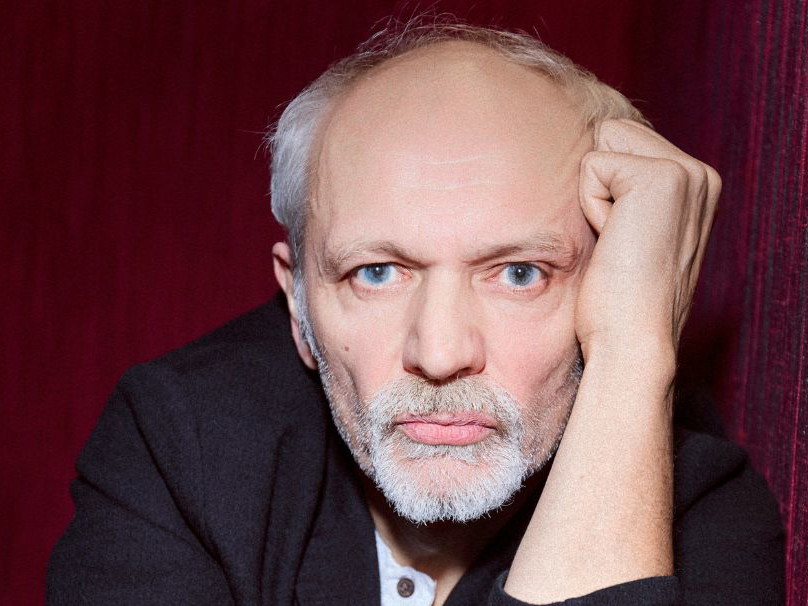 Günter Franzmeier studierte Schauspiel an der Salzburger Elisabethbühne, spielte u. a. am Schauspielhaus Zürich und an den Hamburger Kammerspielen und gehörte 26 Jahre dem Wiener Volkstheater-Ensemble an. Seit 2022 ist er fix am Theater in der Josefstadt engagiert, wo er in der aktuellen Spielzeit in sechs Produktionen zu sehen ist. Er arbeitet auch für Film und TV – in 13 „Tatort“-Folgen war er der Gerichtsmediziner Professor Kreindl.Passionierter Bühnenmensch. Die plüschige Loge in den Kammerspielen ist für Günter Franzmeier ein ungewohnter Ort, sitzt er doch in der Regel nicht oben, sondern steht unten auf der Bühne. 