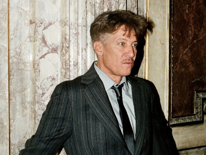 Joseph Garcin alias Tobias Moretti. In genau diesem Anzug steht Tobias Moretti auch in dem Sartre-Stück „ Geschlossene Gesellschaft“ auf der Bühne.