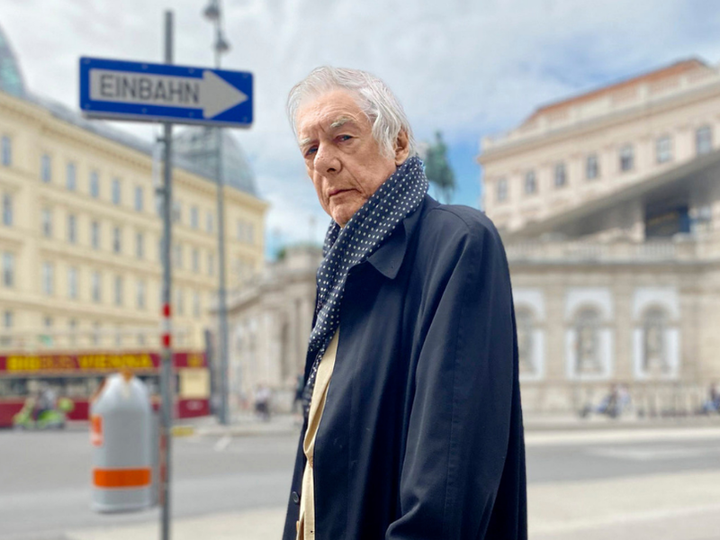 Hans Neuenfels am Weg vom Café Mozart, vorbei an der Albertina,
zu den Proben in der Wiener Staatsoper, wo er Mozarts „Entführung
aus dem Serail“ inszeniert – sein Regiemeisterwerk aus Stuttgart.