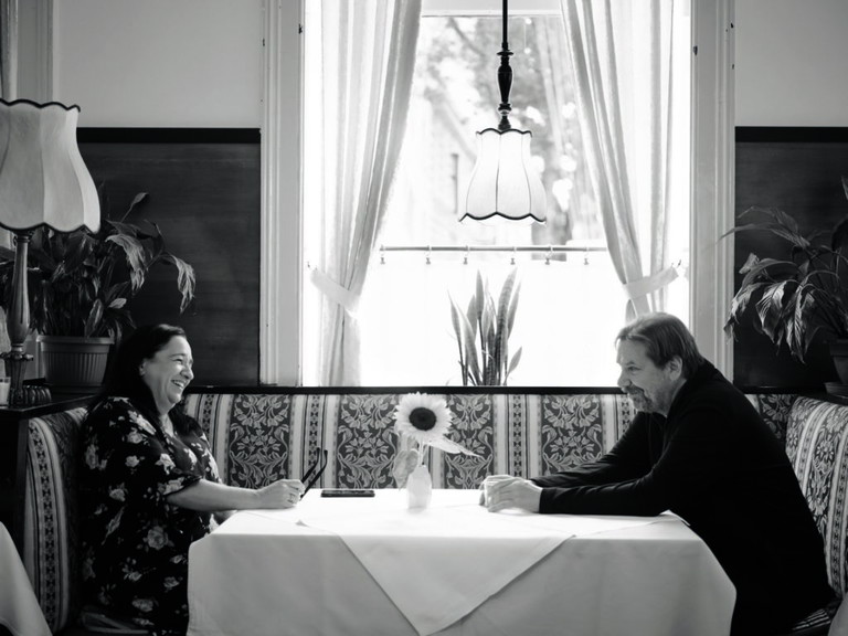 Rendezvous im Café Zartl. Im legendären Kaffeehaus in Wien-Landstraße tasten sich Happel und Maertens noch vor Probenbeginn an das Stück „Automatenbüfett“ heran.
