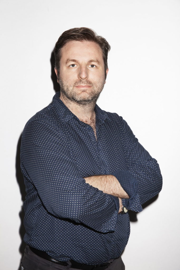 Jan Philipp Gloger ist Direktor des Staatstheaters in Nürnberg und einer der spannendsten und vielseitigsten Regisseure unserer Zeit, geadelt u.  a. von Elfriede Jelinek mit der Uraufführung von „Das Licht im Kasten“ in Düsseldorf. Er inszeniert Theater ebenso erfolgreich wie Opern und eben auch Operette. Mit Annette Dasch brachte er in Zürich die „Csárdásfürstin“, die von Publikum und Kritik gefeiert wurde, auf die Bühne. 