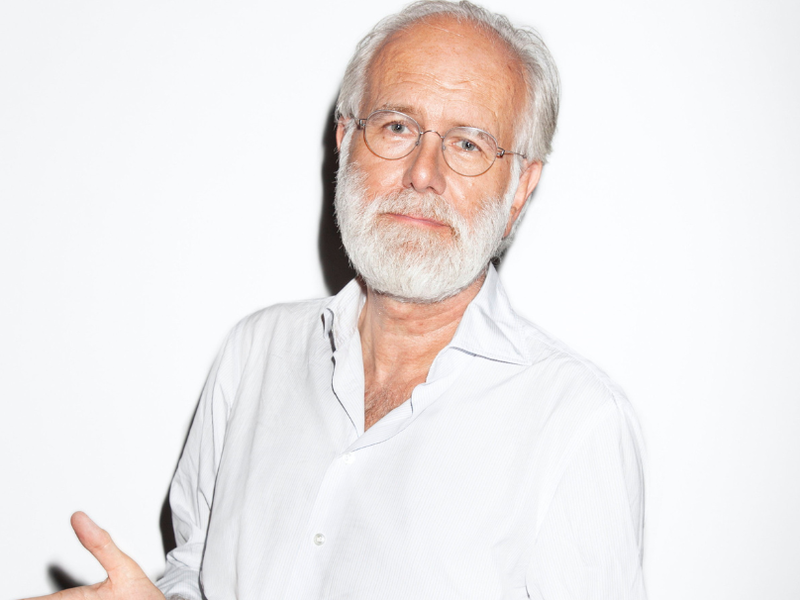 Harald Schmidt ist eines der bekanntesten Fernsehgesichter im deutschsprachigen Raum. Er hat Schauspiel studiert und brillierte u. a. in Bochum in „Warten auf Godot“. Über die Arbeit am Theater sagt er: „Ich arbeite gerne mit Menschen zusammen, die was können.“ 