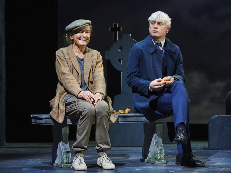 ­„Harold und Maude“ mit Ernie Mangold und Meo Wulf in den Kammerspielen. 