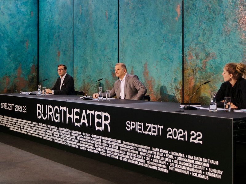 Eine Pressekonferenz im Bühnenbild der „Maria Stuart"-Inszenierung von Martin Kušej: Das Burgtheater präsentiert die kommende Spielzeit. 