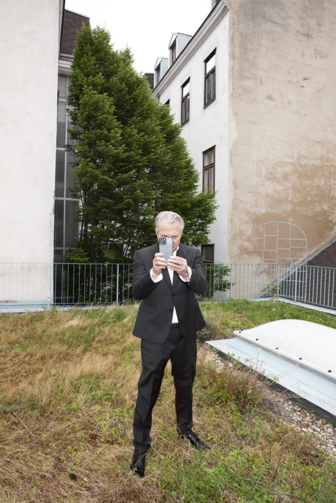 Der Direktor am Dach des Malersaals ndet sich im Innenhof hinter der Bühne. Bereits 1993 wurde Föttinger Ensemblemitglied
an der Josefstadt und übernahm in der Saison 2006/07 die Direktion als Nachfolger von Helmuth Lohner. 2020 bekam er den Nestroy. Föttinger ist mit Sandra Cervik verheiratet und hat mit ihr einen Sohn.
 