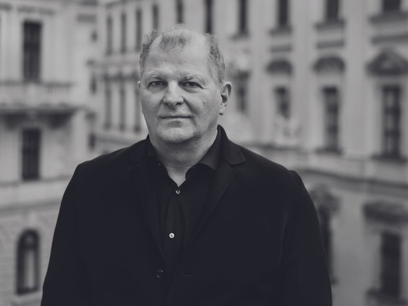 Der Direktor am Balkon seines Büros im Wiener Burgtheater – es liegt auf der Seite des Volksgartens und ist direkt über dem Bühneneingang.