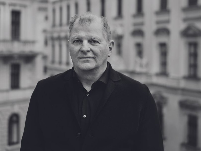 Der Direktor am Balkon seines Büros im Wiener Burgtheater – es liegt auf der Seite des Volksgartens und ist direkt über dem Bühneneingang.