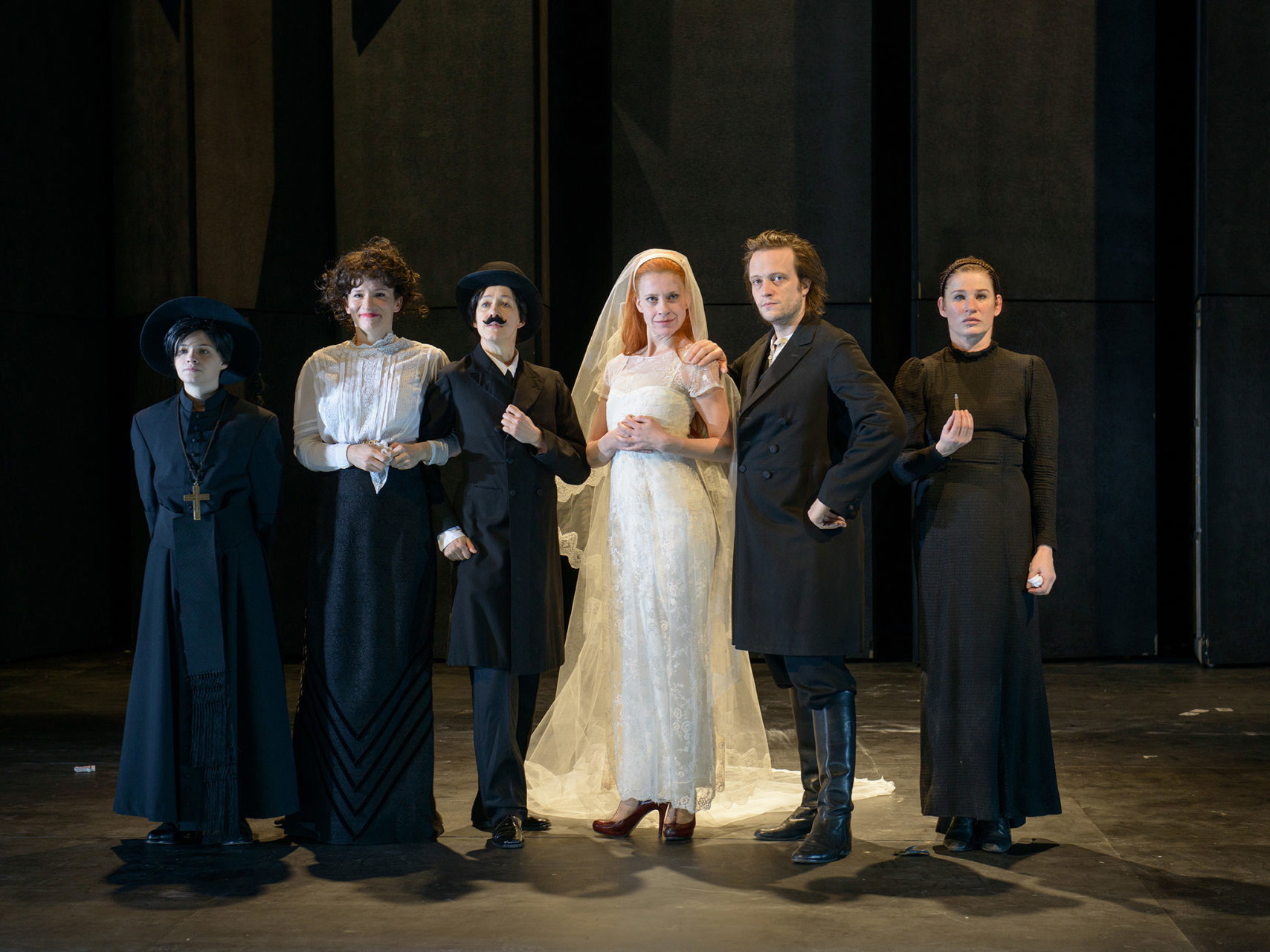 Am 30. Januar 2014 feierte „Das Geisterhaus" in der Regie von Antú Romero Nunes Premiere. Im Bild 