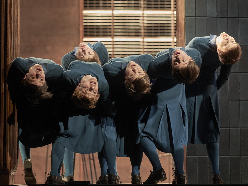 Katharina Beatrice Hierl, Lili Epply, Sophie Scherrieble, Jasha Deppe, Marine Madelin. Lea Nora Härtel in „Hexenjagd" am Berliner Ensemble. 