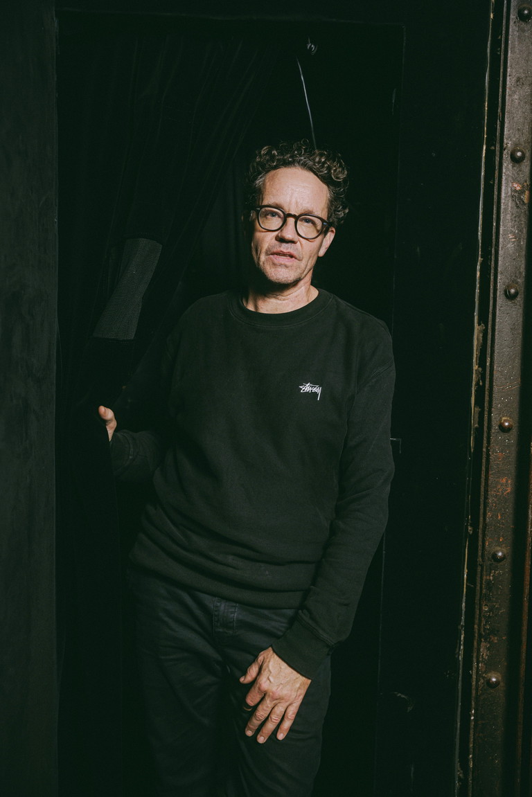 Jan Bosse inszeniert „Der Fall McNeal“. Der in Stuttgart geborene Regisseur brachte im Akademietheater zuletzt „hildensaga. ein königinnendrama“ auf die Bühne. Er wurde mehrfach zum Theatertreffen eingeladen, u. a. mit seiner Wiener ­Inszenierung „Die Welt im Rücken“. Mit ­Joachim Meyerhoff verbindet ihn eine lange Arbeitsbeziehung.