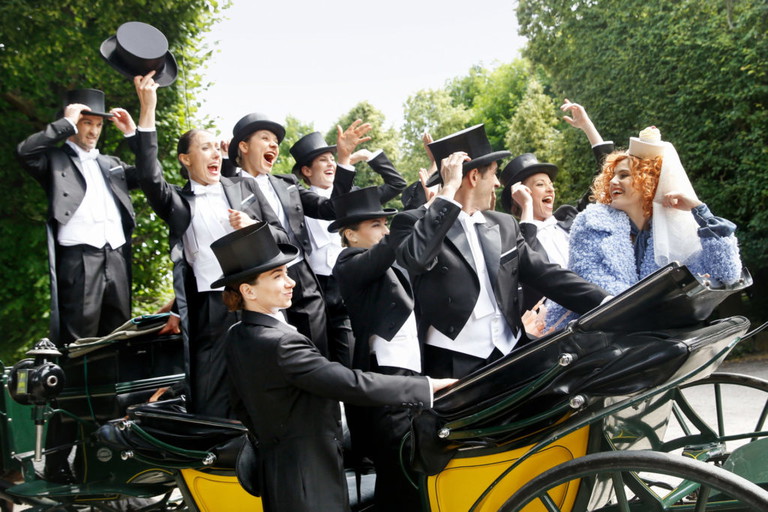 Schon während der Ouvertüre wird ein Video von Lisa Habermann und Ensemble in Wien gezeigt. 
