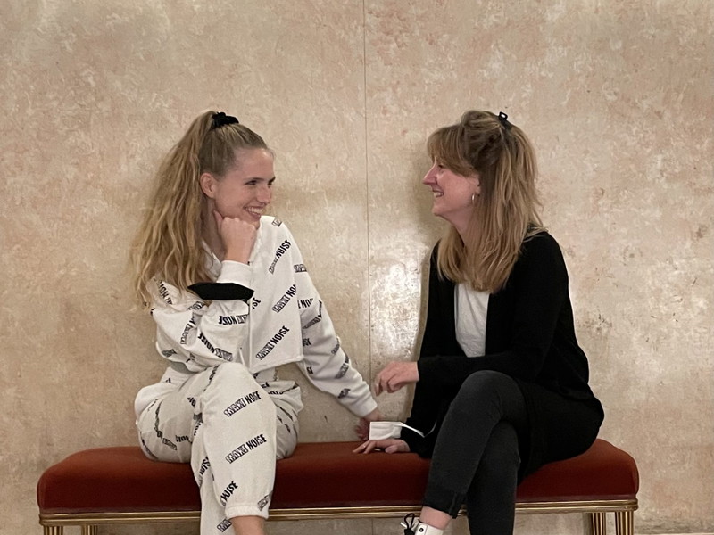Regisseurin Mechthild Harnischmacher und Dramaturgin Maike Müller im Burgtheater.