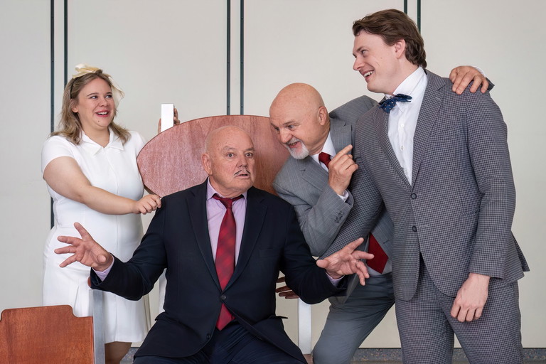 Ida Golda, Wolfgang Böck, Marcus Thill und Lukas Haas in „Der Diener zweier Herren“ in Kobersdorf.