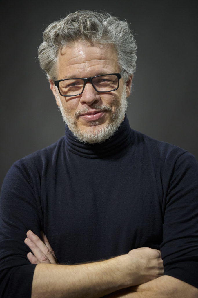 Christoph Zauner der gebürtiger Wiener, ist seit 2006 freischaffender Regisseur für Oper, Schauspiel, Musical und Film. In der Kammeroper inszenierte er zuletzt 2019 Bernsteins „Candide“. Für Kreneks „Pallas Athene weint“  bekam er 2018 den Österreichischen Musiktheaterpreis. Christoph Zauner unterrichtet an der Kunst Universität in Graz und leitet dort das Projekt „Opern der Zukunft“.
