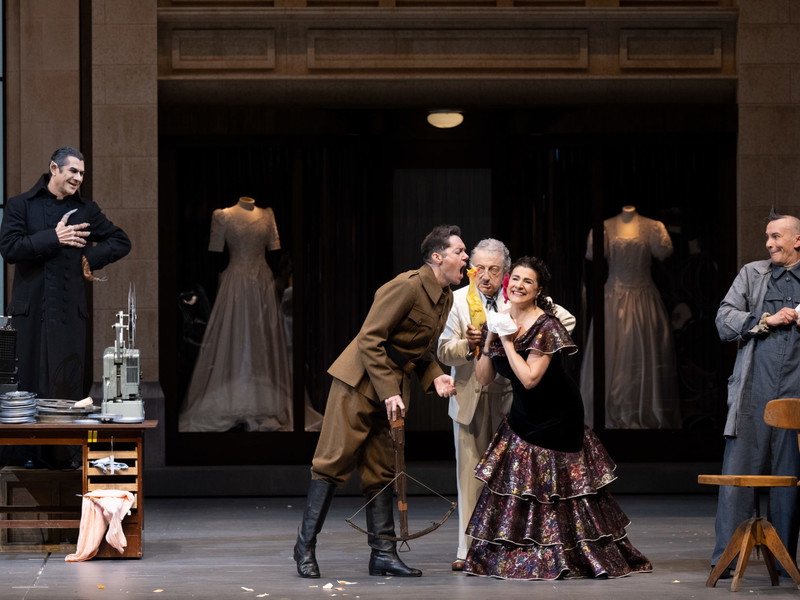 ldebrando D'Arcangelo onte d’Almaviva), Alessandro Corbelli (Bartolo), Cecilia Bartoli (Rosina), Arturo Brachetti in „Il barbiere di Siviglia“ bei den Salzburger Festspielen 2022.