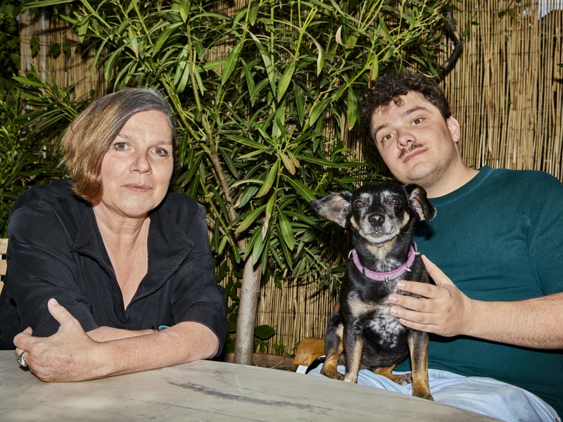 Probenpause im Café Liebling. Regisseurin Claudia Buer und Dramaturg Matthias Seier im Gastgarten des Café Liebling im Volkstheater. Auch mit dabei: Lili, die während des Interviews friedlich döste.