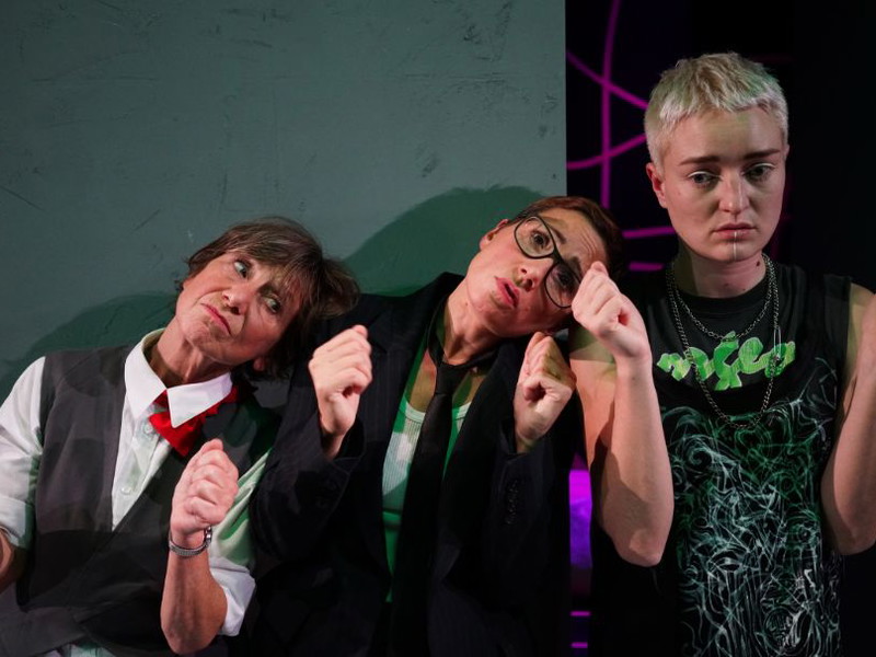 Ingeborg Schwab, Sonja Romei und Tamara Semzov in „Fallen“. 