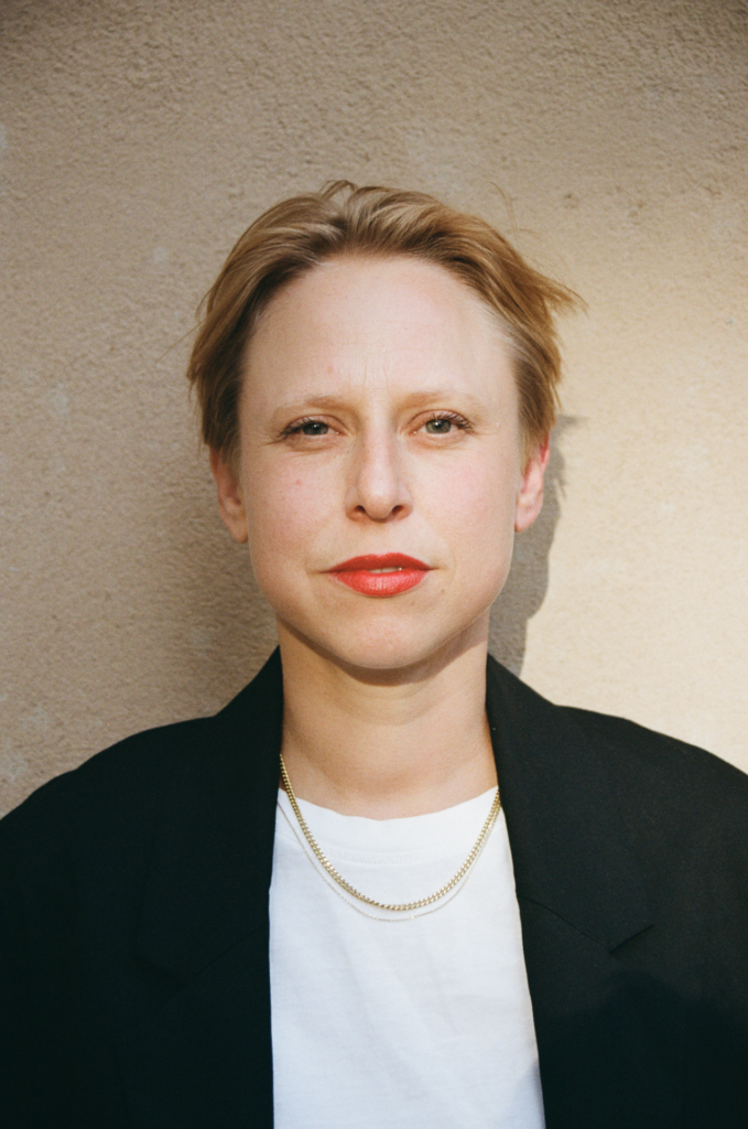 Isabella Sedlak studierte Theater-, Film- und Medienwissenschaft sowie Wirtschafts- und Sozialwissenschaften in Wien. Parallel absolvierte sie sozialpädagogische Fortbildungen und arbeitete in partizipativen und feministischen Jugendprojekten. Ab 2013 war sie als Regieassistentin am
Deutschen Theater Berlin und am Maxim-Gorki-Theater tätig. Sie ist freie Regisseurin. 