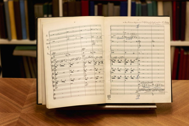 Richard Wagners Anweisungen. Der legendäre Dirigent Hans Richter hat das Werk 1875 einstudiert. Wagner war selbst anwesend und hat Richter Anweisungen ­gegeben, wie das Stück zu spielen ist. Die Handschrift und die blauen Striche stammen von Richter.