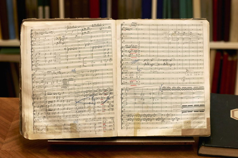 „Tristan und Isolde“. Die Noten wurden oft mit dicken Tintenfedern geschrieben. Die  Archivare haben aus dieser Partitur dann händisch die ­Stimmen herausgeschrieben. Seit der Erfindung des Kopierers hat sich die Arbeit extrem erleichtert.