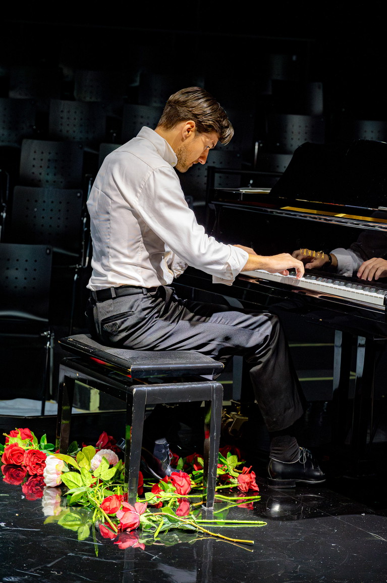 Glänzt auch am Klavier als Anatol: AntoN Widauer.