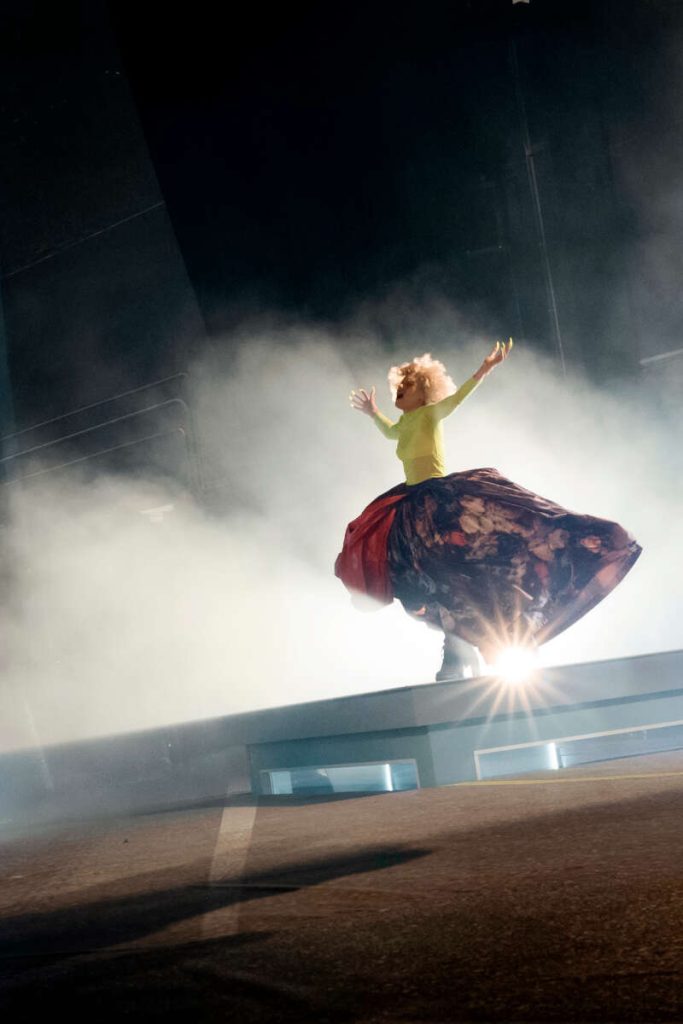 Fulminanter Doppelabend. Auf der großen Bühne des Volkstheaters verbindet Regisseurin Claudia Bossard Elfriede Jelineks Theatertext „In den Alpen“ mit Fiston Mwanza Mujilas „Après les alpes“. Julia Franz Richter gehört zum Ensemble der Inszenierung.