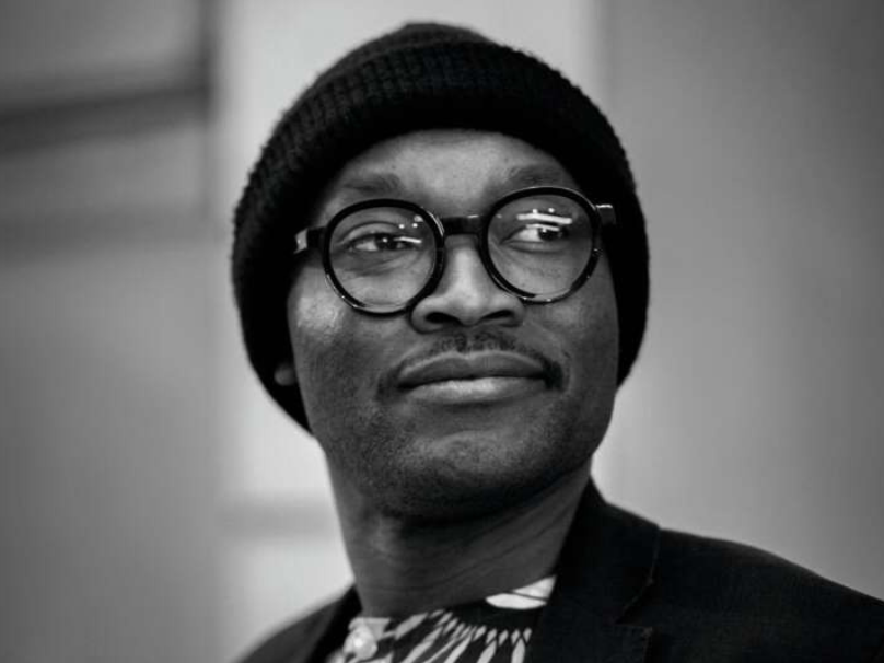 Fiston Mwanza Mujila lebt als Autor von lyrischen Texten, Romanen und Theaterstücken in Graz. Sein Romandebüt „Tram 83“ stand auf der Longlist des Man Booker International Prize. Außerdem wurde der Text mehrfach für das Theater adaptiert. Mujila ist auch für seine spektakulären, hochmusikalischen Lesungen bekannt. „Après les alpes“ ist seine erste Arbeit für das Volkstheater.