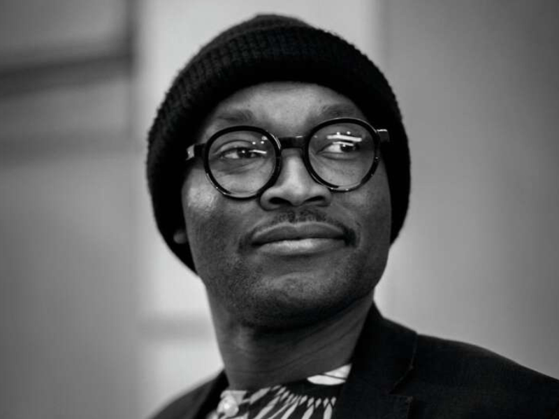 Fiston Mwanza Mujila lebt als Autor von lyrischen Texten, Romanen und Theaterstücken in Graz. Sein Romandebüt „Tram 83“ stand auf der Longlist des Man Booker International Prize. Außerdem wurde der Text mehrfach für das Theater adaptiert. Mujila ist auch für seine spektakulären, hochmusikalischen Lesungen bekannt. „Après les alpes“ ist seine erste Arbeit für das Volkstheater.