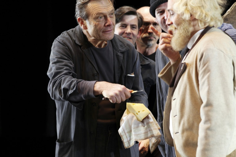 In der Löwengrube. Der nächste Hit: Der jüdische Schauspieler Leo Reuß muss aus der Josefstadt flüchten und kehrt als Tiroler Schauspiel-Naturtalent inkognito zurück. Eine Glanzrolle für Florian Teichtmeister, 2018.