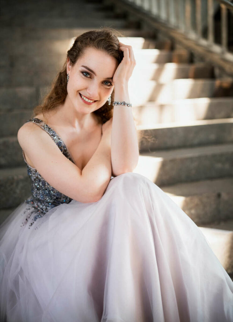 Nach ihrem Studium in München wurde Nikola Hillebrand ans Nationaltheater Mannheim engagiert. Seit 2020 gehört sie zum Ensemble der Semperoper Dresden, wo sie 2022/23 Partien wie die Pamina in Mozarts „Die Zauberflöte“ und die Musetta in Puccinis „La Bohème“ sang. Neben ihrer Opern- und Konzerttätigkeit ist sie auch Liedsängerin und Gewinnerin des berühmten Liedwettbewerbs „Das Lied“. 