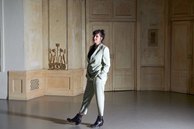 Seit 2018 ist Ingrid Lang künstlerische Leiterin des Theater Nestroyhof Hamakom und seit 2020 für die Gesamtleitung des Hauses verantwortlich.