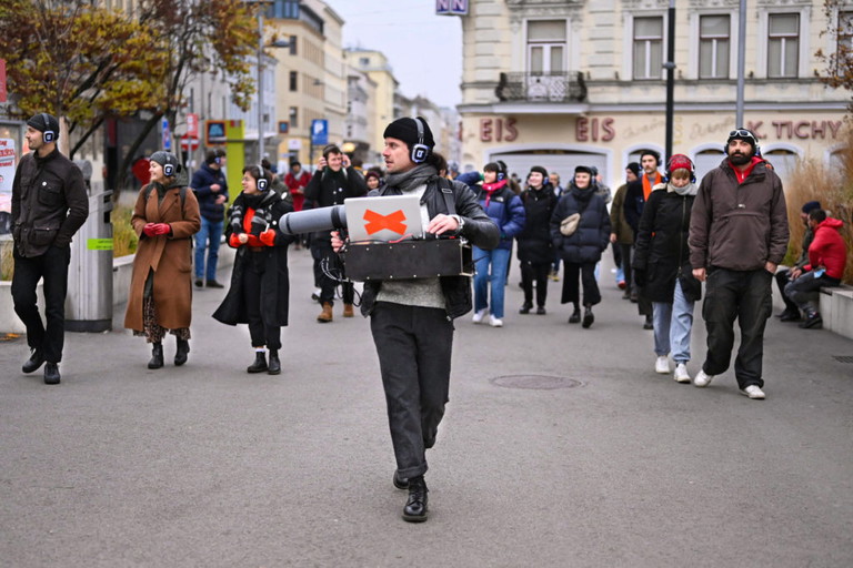 Die ART WALKS führen die Besucher*innen hinaus in den Bezirk.