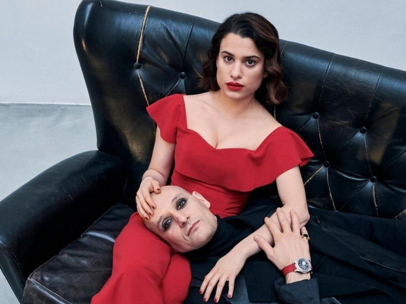 Die BÜHNE-Coverstars Juliette Khalil und Drew Sarich haben es sich auf der Couch gemütlich gemacht. 
