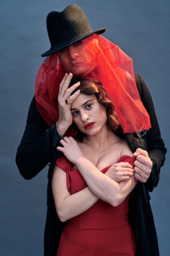 Juliette Khalil und Drew Sarich ­tauchen als Rotkäppchen und der böse Wolf im Fotostudio tief ein in ihre vielschichtigen Rollen.
