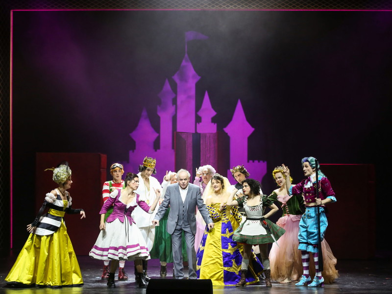 Martina Dorak l (Hans), Julia Koci (Frau des Bäckers), Drew Sarich (Aschenputtels Prinz), Ursula Pfitzner (Hans’ Mutter), Robert Meyer (Erzähler), Regula Rosin (Rotkäppchens Großmutter), Laura Friedrich Tejero (Aschenputtel)


