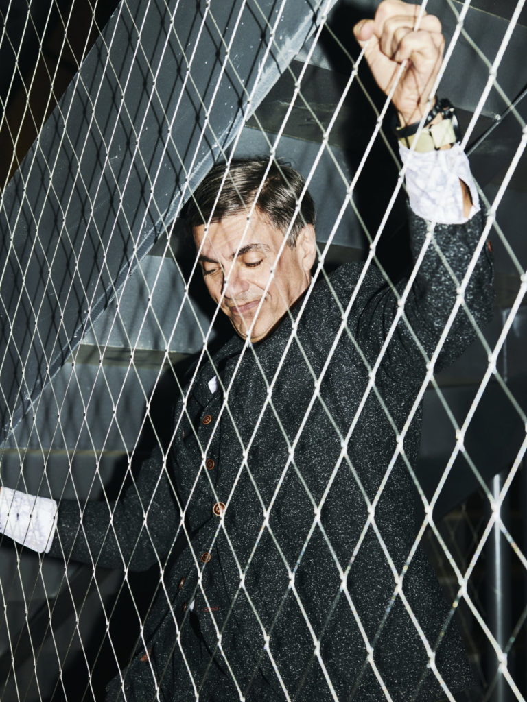 Gefangen im Netz der Verschwörungen. Moritz Eggert beim Spiel in der Isarphilharmonie – in seiner neuen Operette wird das Publikum von einer Verschwörung zur nächsten geführt, Menschenpizza inklusive.