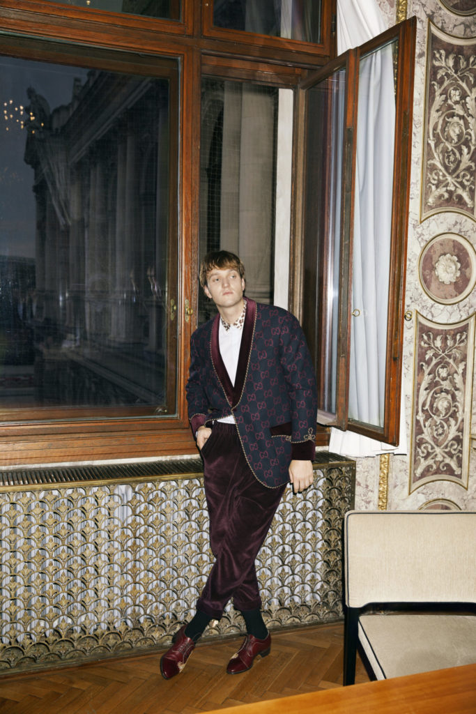 Jan Bülow am Fenster zur Ringstraße.  Der Burgschauspieler spricht über Druck, Stolz und seine erste große Liebe.