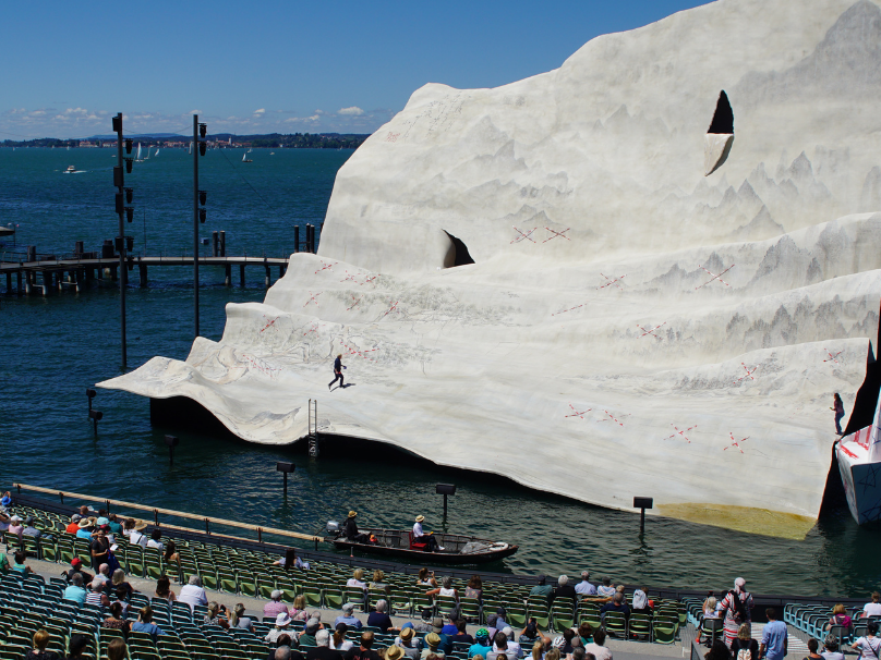 Die monumentale Bühne am Bodensee.
