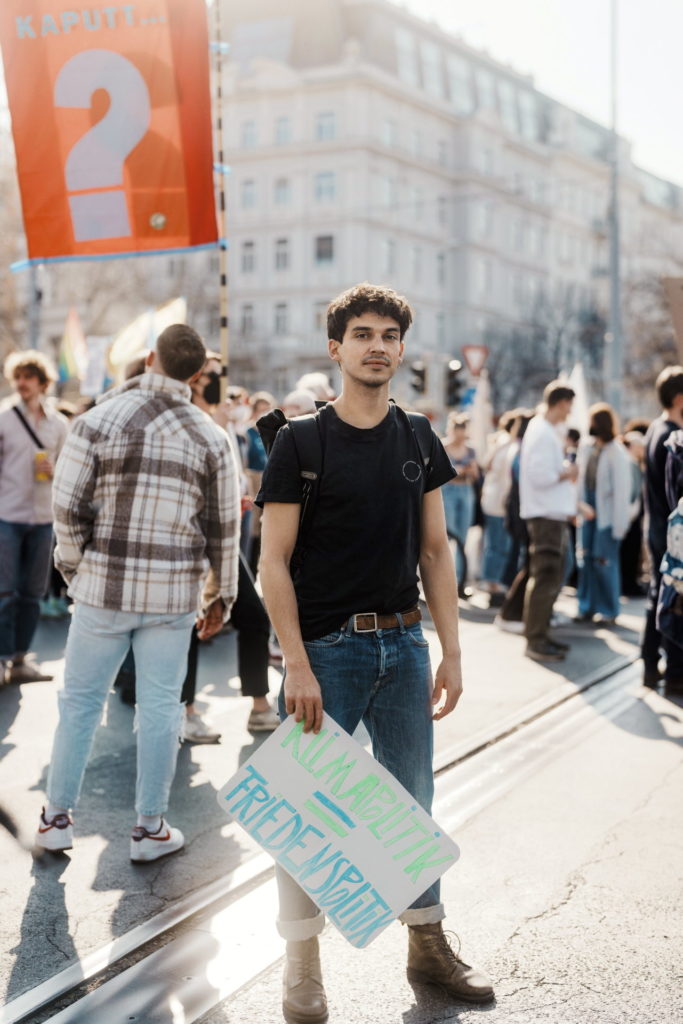  Fridays for Future.
Jasper Engelhardt engagiert sich seit Jahren für eine klimagerechte Welt.
Dafür hat er sein persönliches Leben radikal umgekrempelt.