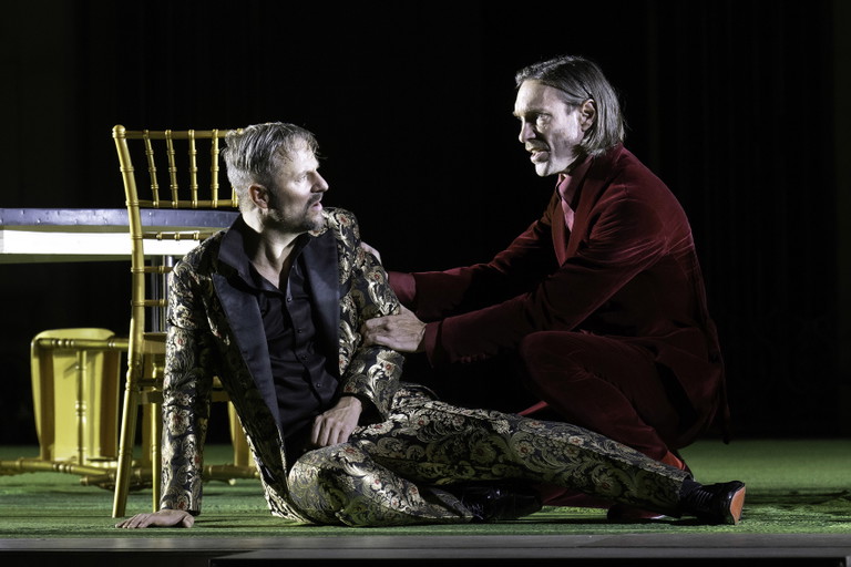 Philipp Hochmair als Jedermann, Christoph Luser als Jedermanns guter Gesell.