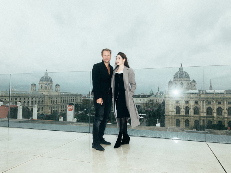 Als neues Bühnen-Traumpaar grüßen vom Dach des Leopold Museums: Philipp Hochmair und Deleila Piasko. 