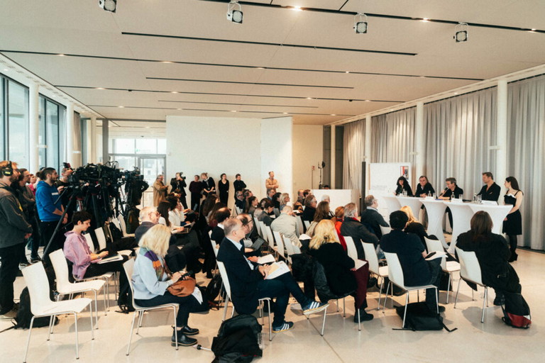 Großer Andrang bei der Pressekonferenz zur künstlerischen Neuausrichtung des Salzburger „Jedermann“ auf der MQ Libelle.