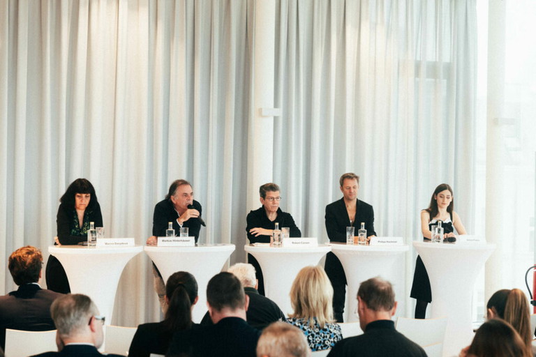 Hinter den Stehpulten am Podium: Schauspielchefin Marina Davydova, Intendant Markus Hinterhäuser, Regisseur Robert Carsen, Jedermann Philipp Hochmair und Buhlschaft Deleila Piasko.
