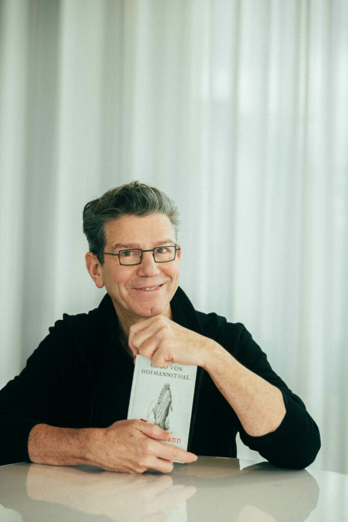 Der international erfolgreiche kanadische Opernregisseur und ausgewiesene Hugo-von-Hofmannsthal-Kenner Robert Carsen übernimmt die „Jedermann“-Neuinszenierung. 