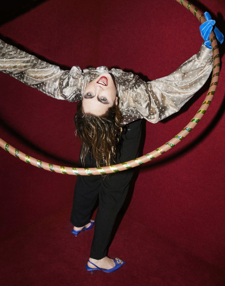 Reifentanz. Das BÜHNE-Shooting in unserem Studio am Rudolfsplatz in Wien zeigt die unglaubliche Präsenz und Wandelbarkeit der russischen Sopranistin Svetlana Aksenova. Für dieses Foto griff sie spontan zu einem Hula-Hoop-Reifen.