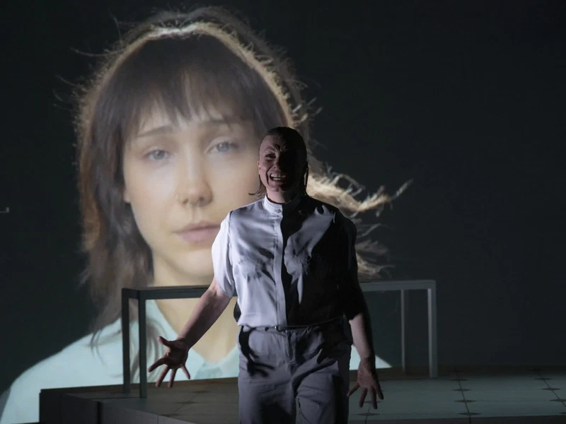 Leonie Berner und Daniela Meschtscherjakov in „Bleib“ im Schauspielhaus Salzburg.